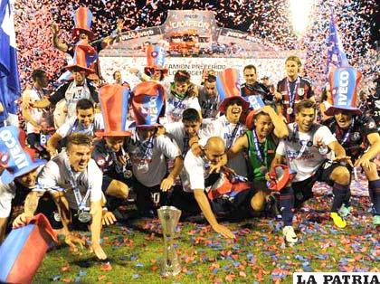 Los jugadores de San Lorenzo con el título de campeón