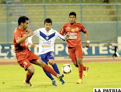 Marcelo Gomes hizo doblete anoche ante Guabirá