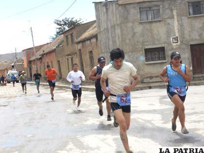 La prueba de atletismo se realizó por algunas calles de Poopó