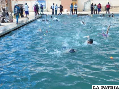 La prueba de natación se realizó en la pileta de Poopó