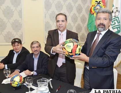 Mauricio Méndez (centro)