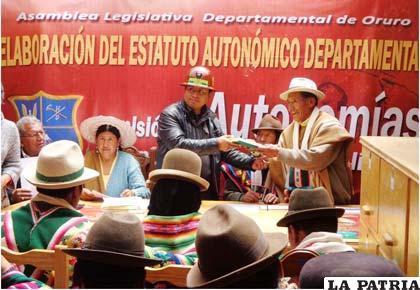 Jach’a Karangas entregan propuesta de estatuto al asambleísta Rubén Soliz