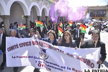 Comité Cívico presidido por Sonia Saavedra en las fiestas patrias