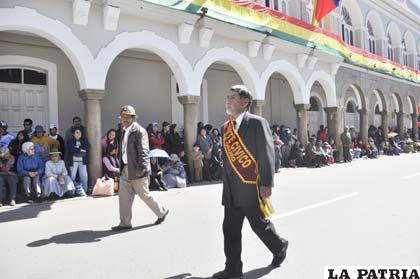 Dos personas desfilaron el 6 de Agosto, de la organización paralela al  Comité Cívico