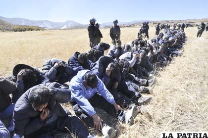 Mineros de Huanuni que fueron detenidos por bloquear la carretera
