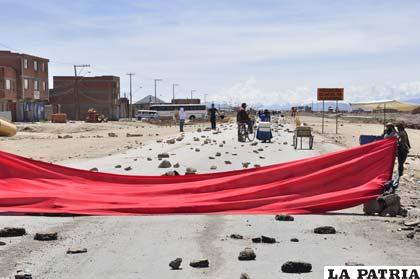 Uno de los días de movilización con bloqueo en la carretera hacia la Urbanización La Aurora