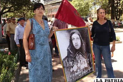 Parientes de Juan Mendoza sostienen la imagen del ilustre aviador