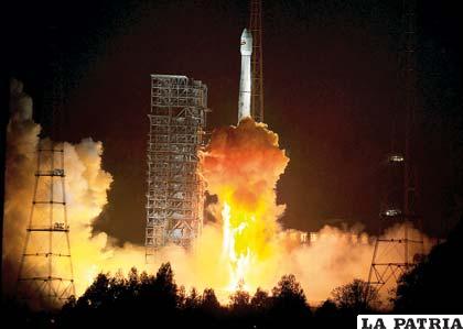 Momento histórico y emotivo en que el satélite “Túpac Katari” subió al cielo