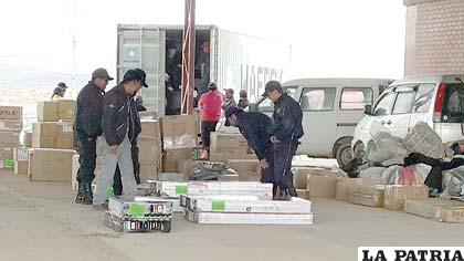Parte de la mercadería de contrabando en uno de los galpones del DAB