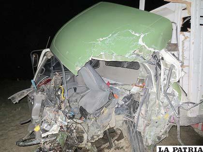 La cabina de uno de los vehículos se destrozó