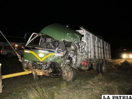 El Nissan Cóndor quedó fuera de la carretera