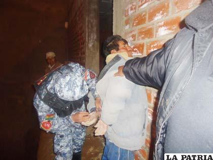 El presunto autor del robo durante el arresto