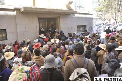 Comerciantes intentando ingresar al Concejo