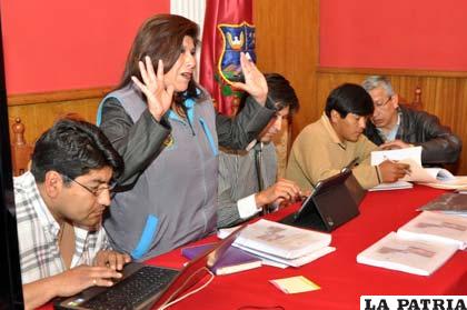 Alcaldesa en reunión con transportistas