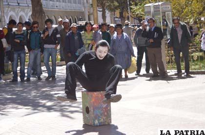 Teatro Espiral se apoderó de la plaza 10 de Febrero