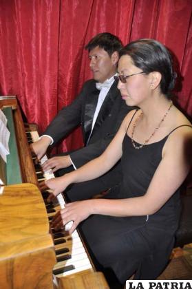 Sachiko Sakuma y Alejandro Argollo demostrando sus habilidades en el piano