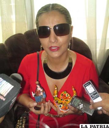 Milena Fernández sostiene en sus manos los símbolos de Oruro