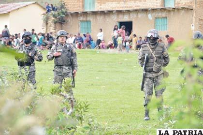 Policías resguardan plantación de coca en Apolo
