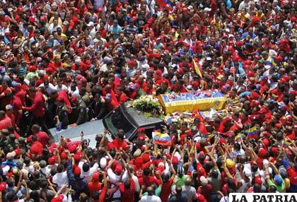 Gente despide a Hugo Chávez