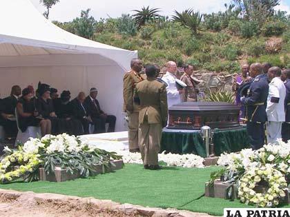 Familiares y amigos en el velorio del expresidente sudafricano