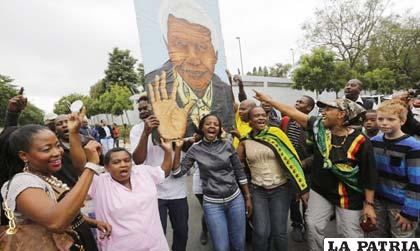 Sudafricanos lloran por la muerte de Nelson Mandela