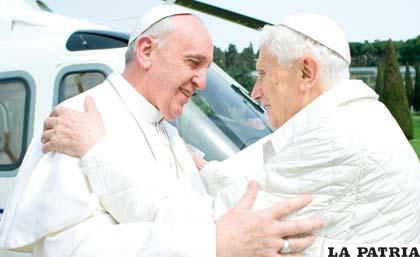 Papa Francisco I despide a Benedicto XVI