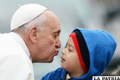 Francisco en Brasil junto a un niño
