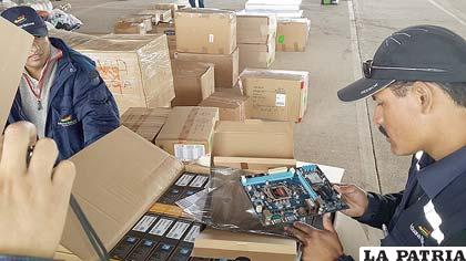 Personal de la Aduana revisa parte de la mercadería