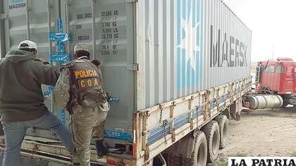 Tras sacar una parte de la mercadería para el aforo, el conteiner fue precintado