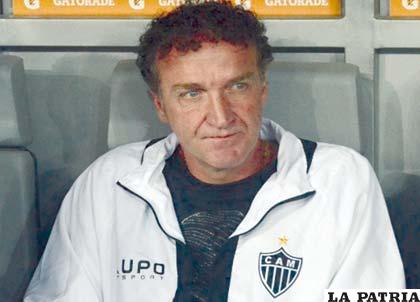 “Cuca” lamenta no haber hecho realidad el sueño de sus hinchas