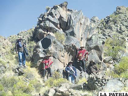 El proyectista, Emilio Oquendo (izquierda) junto a otros investigadores y comunarios de Quillacas en un fragmento de meteoro