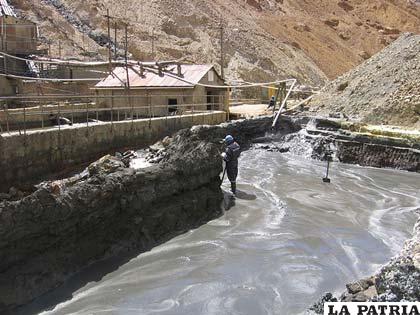 A falta de dique de colas la Empresa Minera Huanuni desecha sus residuos al río San Juan de Sora