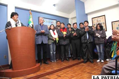 Presidente Evo Morales dio una conferencia de prensa a su llegada de China