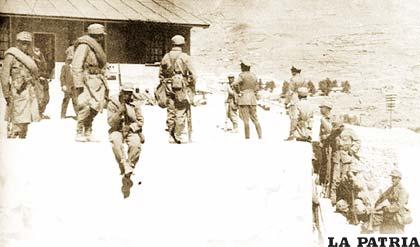 Soldados en Catavi, a la espera de los manifestantes en diciembre de 1942