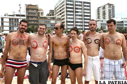 Hombres participan en una protesta en la playa de Ipanema donde decenas de personas se congregaron para exigir la legalización del 
