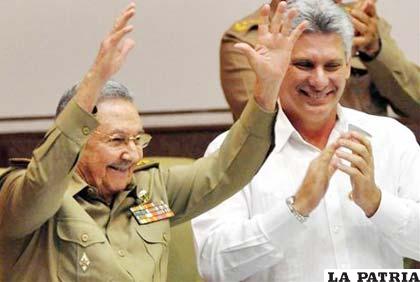 Presidente cubano, Raúl Castro (i) y el primer vicepresidente del Consejo de Estado de Cuba, Miguel Diaz-Canel (d)