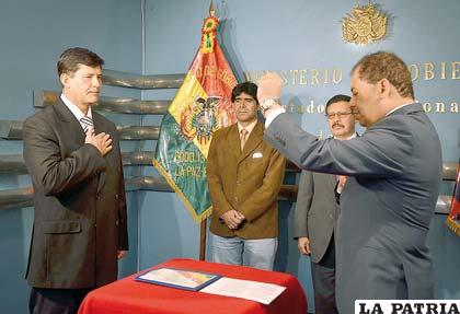 Ministro de Gobierno Carlos Romero (der.) posesionó a Alberto Aracena (izq.) como nuevo Viceministro de Seguridad Ciudadana