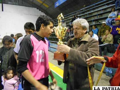 Daniel Aguilar, capitán de Morales, recibe el trofeo de campeón