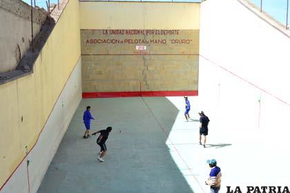 El torneo oficial de pelota de mano que se juega en el frontón de la avenida Sargento Flores, ingresa en la recta final
