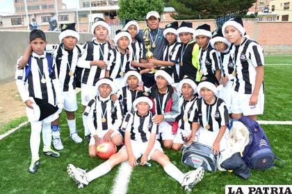 El equipo de Oruro Royal, campeón de la categoría Sub-11