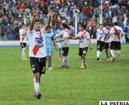 Luis Palacios, de Nacional Potosí, festeja la clasificación de su equipo