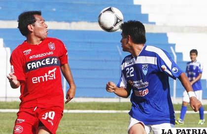 Alejandro Bejarano, de Universitario, disputa el balón con Daner Pachi, de Sport Boys