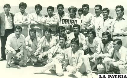 Delegación de Oruro que concurrió al nacional de pelota raqueta en 1981 (Luis Molina con la barba que le caracteriza)