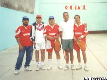 Deportistas y dirigentes de la pelota raqueta en Quime en 1997 