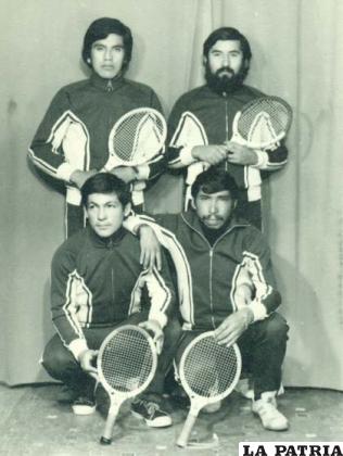 Los cuatro jugadores orureños de pelota raqueta en 1980 ( Molina con su característica barba)