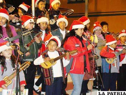 Escuela de Música Wara participó en festival navideño