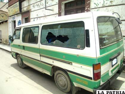Uno de los minibuses cuyo vidrio fue destrozado