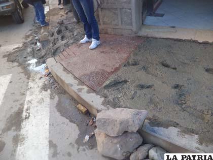 Obras de construcción de aceras en la esquina de Ayacucho y 6 de Octubre