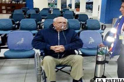 José María Bakovic, espera en el aeropuerto su vuelo