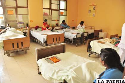 Madres y niños internados en el servicio de maternidad del Hospital General